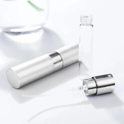 Scenty - Parfum Verstuiver Navulbaar - Mini Parfum Flesje - Reisflesje - Zilver 12 Scenty - Parfum Verstuiver Navulbaar - Mini Parfum Flesje - Reisflesje - Zilver -Parfum Speciaal Winkel 1200x1200 597