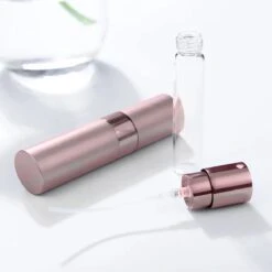 Scenty - Parfum Verstuiver Navulbaar - Mini Parfum Flesje - Reisflesje - Lichtroze 13 Scenty - Parfum Verstuiver Navulbaar - Mini Parfum Flesje - Reisflesje - Lichtroze -Parfum Speciaal Winkel 1200x1200 616