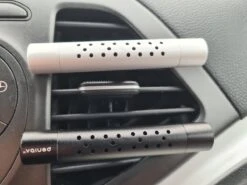 Autoparfum - Luchtverfrisser Auto - Inclusief 5 Geuren - Luxe Design - ZWART - Hervulbaar - Fris 11 Autoparfum - Luchtverfrisser Auto - Inclusief 5 Geuren - Luxe Design - ZWART - Hervulbaar - Fris -Parfum Speciaal Winkel 1200x899 1