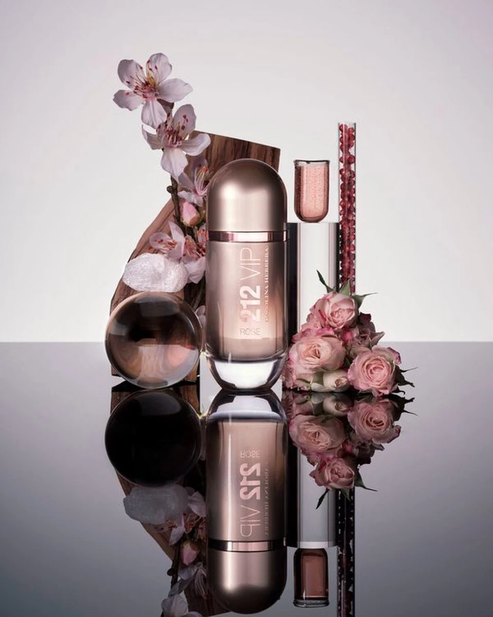 Carolina Herrera 212 Vip Rose - 80ml - Eau De Parfum 8 Carolina Herrera 212 Vip Rose - 80ml - Eau De Parfum - Afbeelding 8